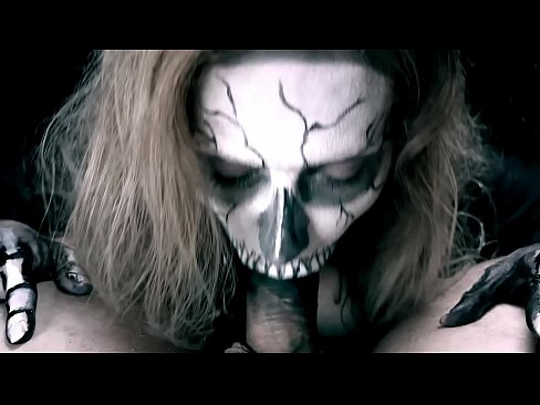 ❤️ Demonska djevojka siše kurac svojim crnim ustima i guta spermu. Analni porno kod nas ❤